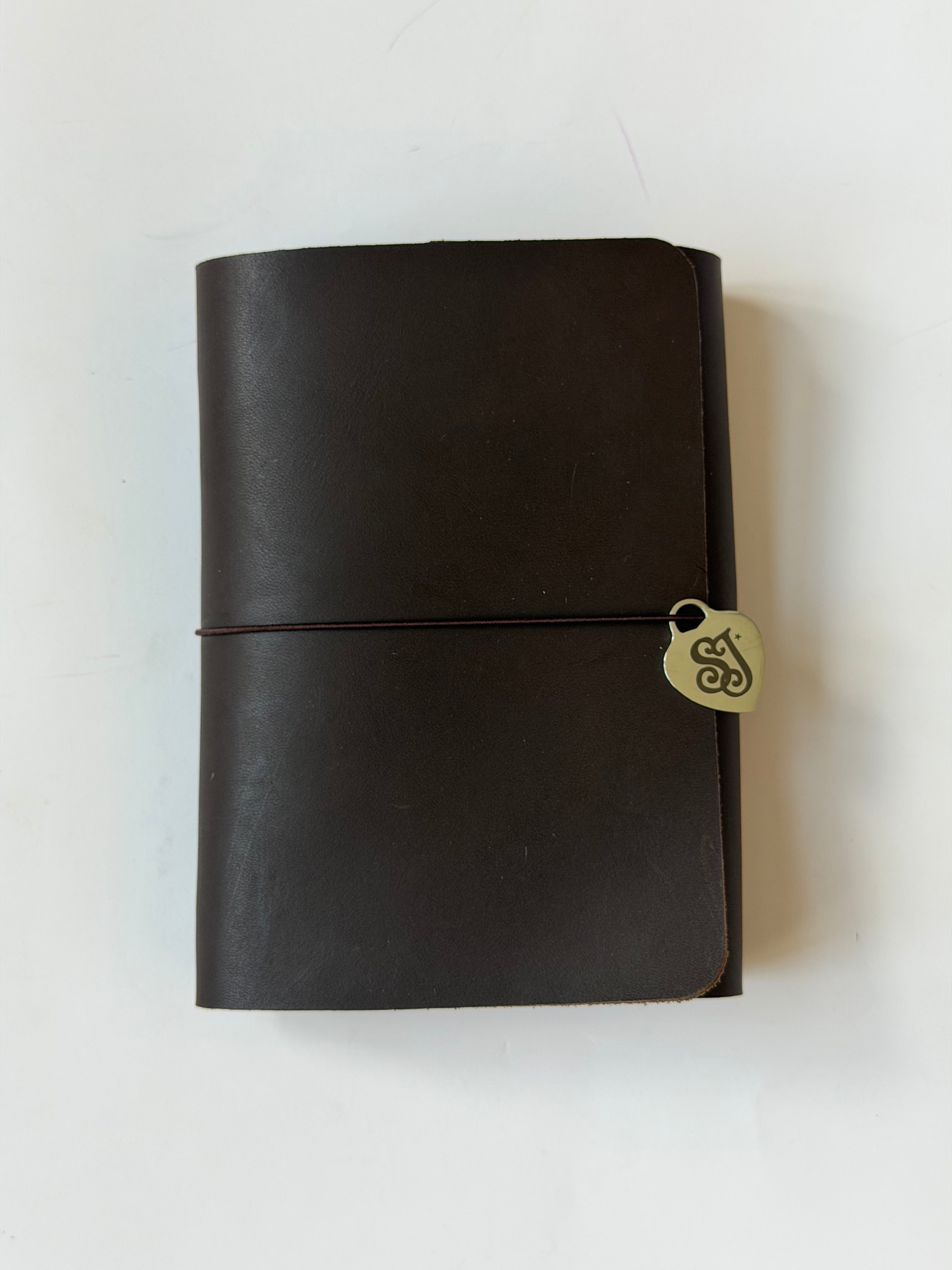 essential leather trifold ✶