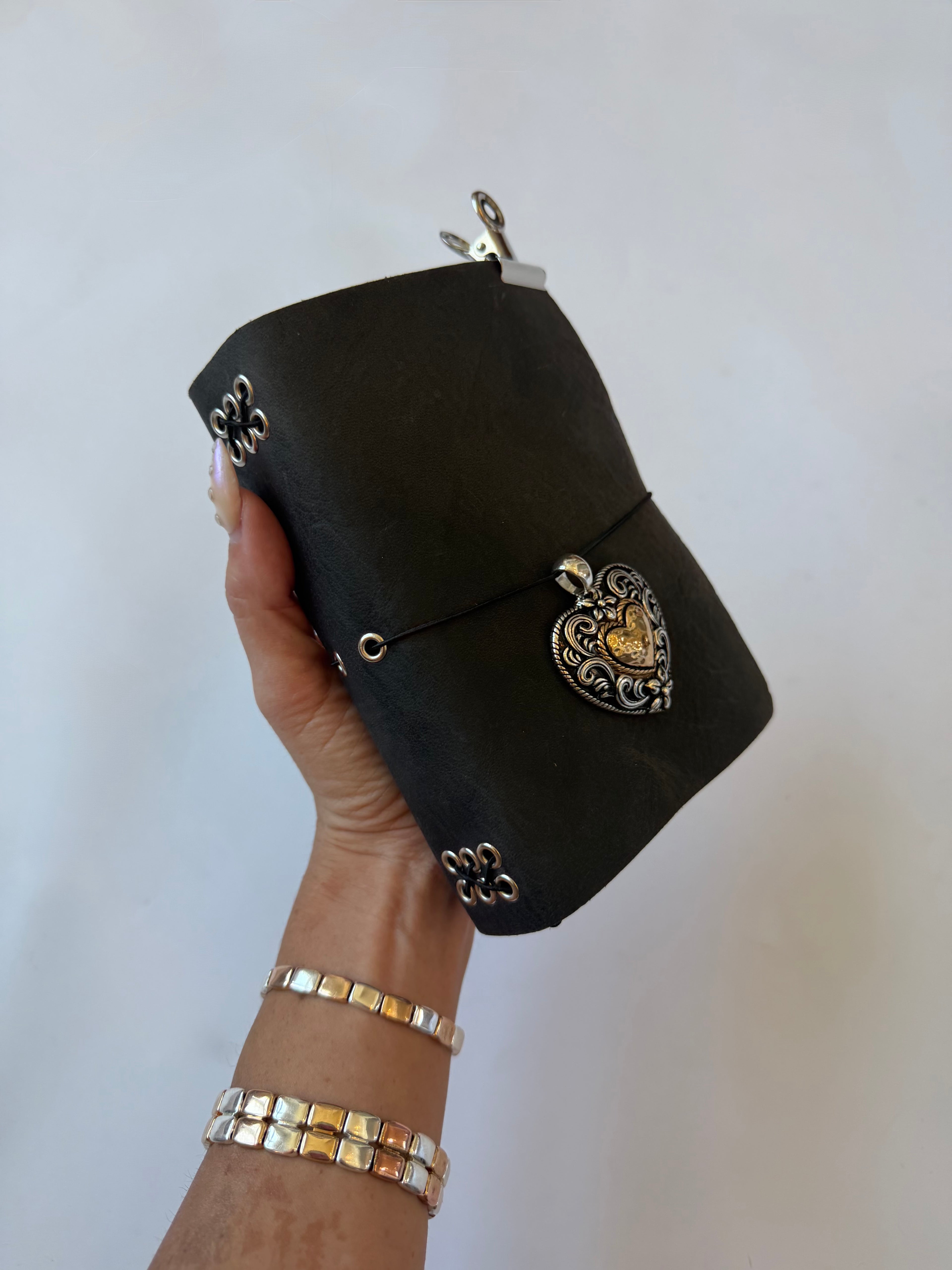 washed black leather trifold ✩